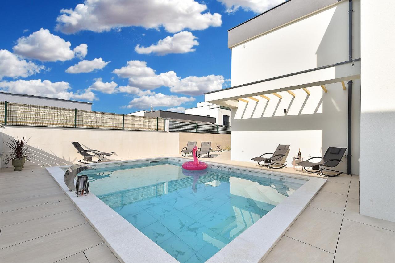 Вилла Jlo1 Mit Beheizbarem Pool Перой Экстерьер фото